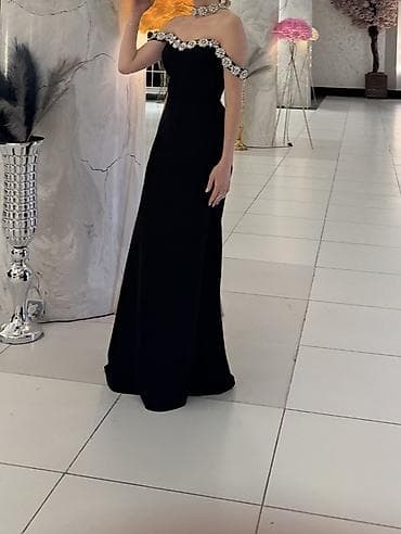 converse canta: Qara rəngli zərif gecə libası - Model: çiyinləri açıq, “off-shoulder” — 2