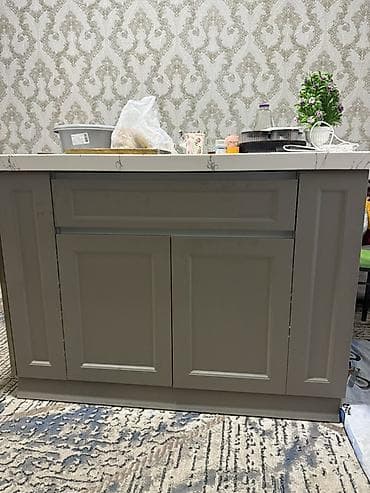 Mətbəx adası / dolab vitrinli - Rəng: Boz (korpus), üst səth ağ