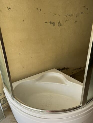 hamam qapı: Ağ rəngdə, yarım dairəvi formalı duş kabinəsi. Şüşə panelləri və metal — 6