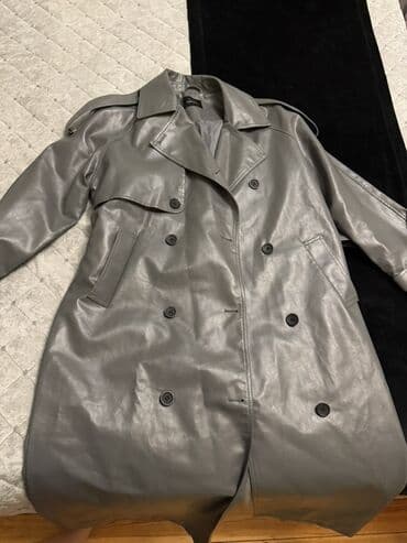 kişilər üçün qış plaşı: Boz rəngli uzun trençkot (eko‑dəri) - Material: hamar, parıltılı — 6