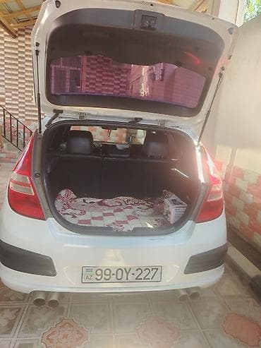 hyundai elantra 2012 model: Hyundai i30 Sport, ağ rəngli hetçbek. Xüsusiyyətlər və dizayn: - Ailə — 6