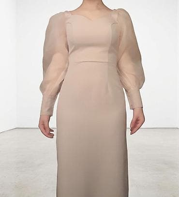 Zərif pudra rəngində qadın donu - Model: uzun siluetli, bel xəttini