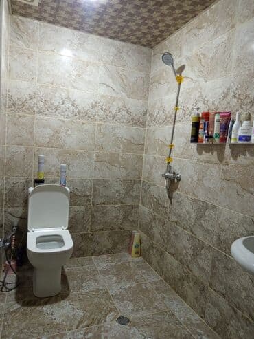 Otaqların satışı: Satılır: zövqlə təmir olunmuş mənzil interyeri - Geniş qonaq otağı — 19