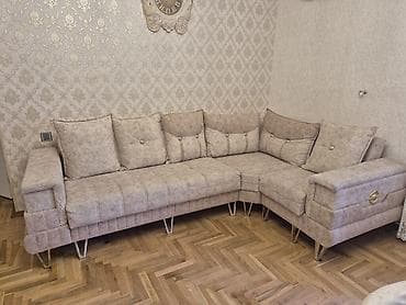 Künc divan – klassik üslublu, bej rəng çalarlarında, dekorativ düyməli