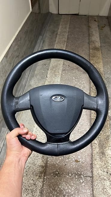 vaz sükanı: Məhsul: LADA sükan çarxı (orijinal emblemlə) Xüsusiyyətlər: - — 1