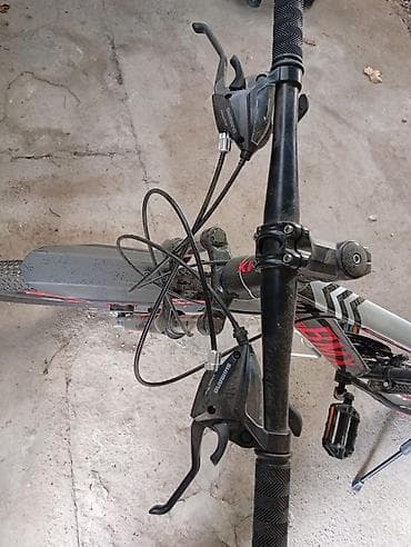 Elektrik velosipedlər: Ön amortizatorlu və disk əyləcli, qara rəngli dağ velosipedi. Qırmızı — 5