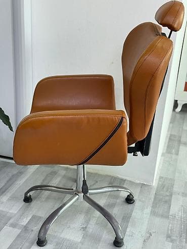 Qaş kreslosu Salon kreslosu – qəhvəyi eko‑dəri örtük, baş dəstəyi və