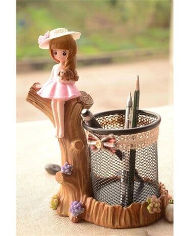 pul yığmaq ucun qab: Oturan futbolçu heykəlciyi ilə bəzədilmiş qələmdan. Dəmir tor dizaynlı — 9