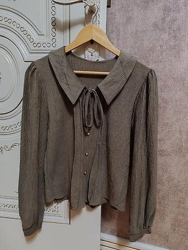 qadın köynəkləri: Qadın bluzu. yenidir geyinilmeyib 26 azn alinib — 1