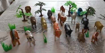 Müxtəlif heyvan fiqurları və bitki elementlərindən ibarət bu oyuncaq