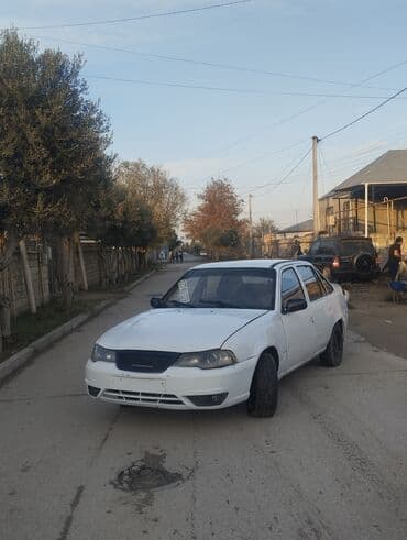 Аксессуары и тюнинг: Ağ rəngli sedan avtomobil Əsas xüsusiyyətlər: - Kuzov: 4 qapılı — 10