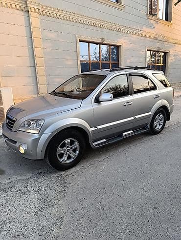 Kia: Kia Sorento, gümüşü rəng, 5 qapılı SUV. Xüsusiyyətlər:unvan bine — 3