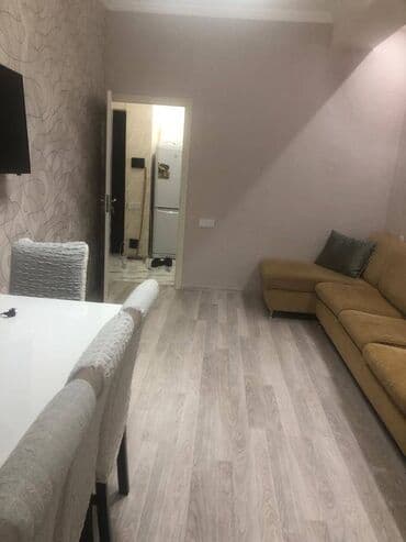 1 otaqlı kohnə tikili: Razində 60 kv sahəsi olan 2 otaqlı mənzil kirayə verilir.Binada qaz — 2