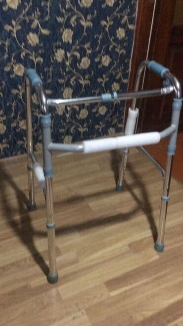 Alfa Romeo: Gəzinti çərçivəsi (walker) Qatlanir yiğilir boya göre temzimlənir. - — 1