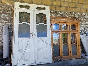 Taxta qapı və 3 pəncərə dəsti - Qapı: İkiyarpaq, ağ rəngli, yuxarı