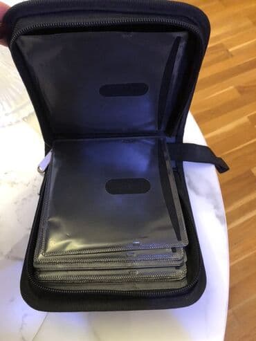 CD, DVD disklər və kassetlər: Qara rəngli, kvadrat formalı CD/DVD daşıma və saxlamaya çantası. - — 3