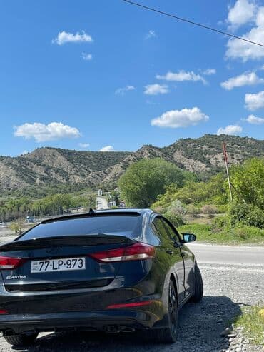 kia ceed 2010: Hyundai Elantra: 0.2 l | 2017 il Sedan — 4