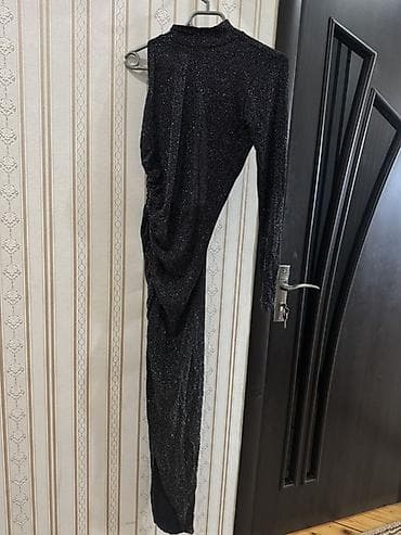 Qara rəngli, parıltılı gecə donu. 1 dəfə geyinilib. 3-4 saatlıq. S