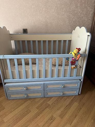 Oğlan və qız üçün, Dördbucaq, Beşik, Dəstsiz, Matras ilə, Yellənmə mexanizmsiz
