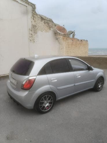 Kia Rio hatchback, gümüşü rəng. - Kuzov: 5 qapılı hatchback, arxa