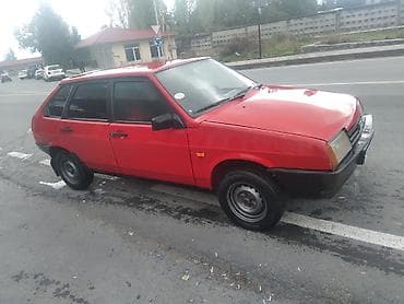 Qırmızı rəngdə 5 qapılı hetçbek. Model: Lada Samara (VAZ-2109) tipli