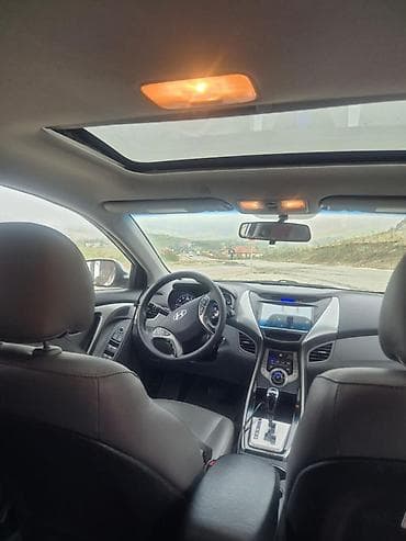 suktur: Hyundai Elantra: 1.8 l | 2012 il Sedan — 2