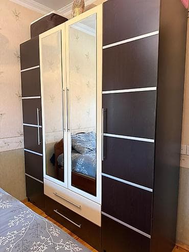 qapi ustu: Yataq otağı üçün şkaf və komod dəsti - Rəng: tünd qəhvəyi və krem — 1