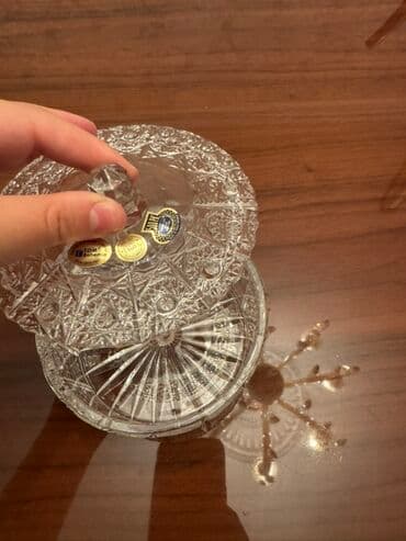 xrustal armudu: Şəffaf şüşədən hazırlanmış, qapaqlı, dairəvi formada qab. Qabın səthi — 2