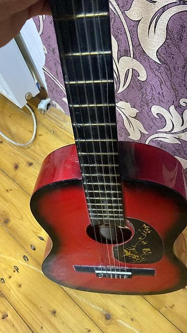 Velosipedlər: Salam gitara satılır ideal vəziyətdədir sadəcə siminin 1 i qırılıb — 1