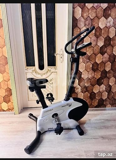 Evdə idman etmək üçün nəzərdə tutulmuş kompakt məşq velosipedi. Bu