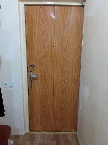 qapi demir: Giriş ev qapısı satilir. Ölçüləri 2.5x90. Dəmir sovet qapısı. Real — 2