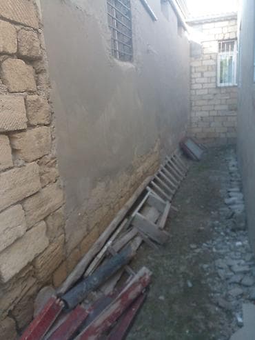 Дома: Sumqayıt şəhərinin Corat qəsəbəsində, dəniz sahilinə yaxın, 4 nömrəli — 9