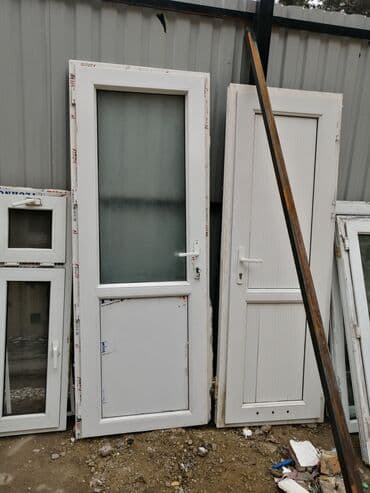 plastik pəncərə şəbəkə: Ağ rəngdə plastik pəncərə. Bu pəncərə, müxtəlif layihələrdə istifadə — 3