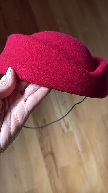 Qırmızı mini şlyapa/fasçinator - Stil: klassik pillbox/fasçinator