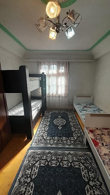 Geniş, işıqlı yataq otağı kirayə üçün təqdim olunur. Otaq ailələr və