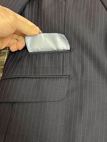 is formasi: Tünd göy rəngdə, incə zolaqlı kişi pencəyi. Xüsusiyyətlər: - Klassik — 3