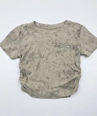 Qadın T‑şortu – boz‑bej rəng tonunda, batika effektli - Model