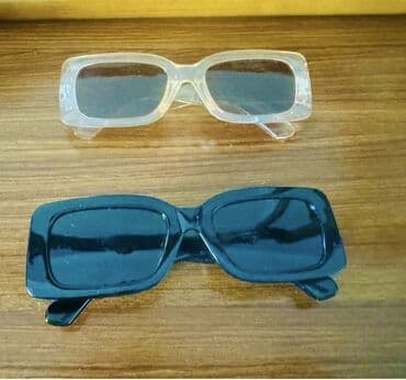 Düzbucaqlı formalı, şəffaf və qara rəngdə iki ədəd günəş eynəyi. Bu