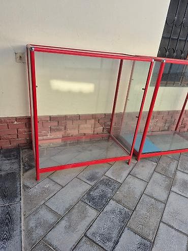 Mağaza avadanlığı: Şüşə yan divarları və qırmızı metal çərçivəsi olan bu vitrin — 3