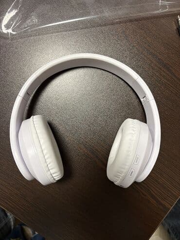 Динамики и колонки: Ağ rəngli naqilsiz/naqilli qulaqlıq Xüsusiyyətlər: - Bluetooth — 6