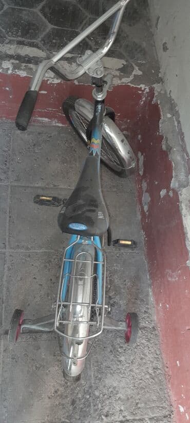 yığılan velosipedlər: Bu uşaq velosipedi mavi rəngli çərçivəyə və qara oturacağa malikdir — 3