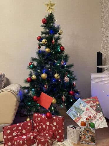 nərdivan üzərində şaxta baba: Yeni il şənlikləri üçün bəzədilmiş süni yolka. Üst hissəsində qızılı — 1