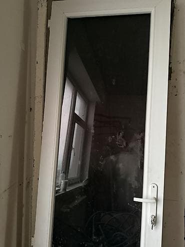 plastik gapi: Plastik (PVC) tam şüşəli qapı
Balkon üçün uyğundur. Şüşəsində çat var — 2