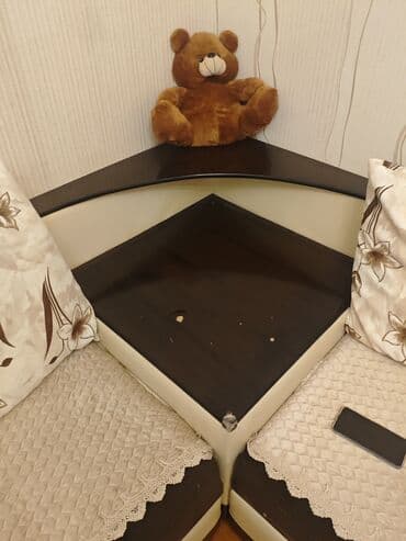 balin: Künc divan dəsti - Tərkib: 2 hissədən ibarət künc divan, ortada — 4