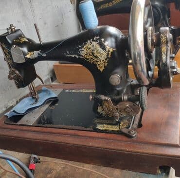 saat qedimi: Antik tikiş maşını – mexaniki, əl fırlatmalı model - Korpus: massiv — 2