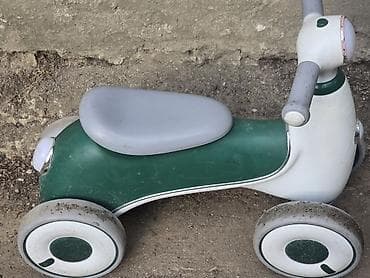 Uşaq üçün dörd təkərli minik oyuncağı (ride-on skuter tipli) - Rəng — 2