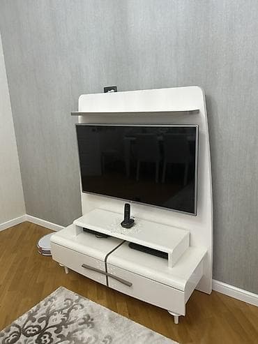 Ağ rəngli TV stendi və paneli - Müasir dizayn: yüksək parlaq ağ səth
