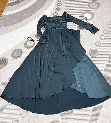 hicab geyimleri 2018: Zümrüd-yaşıl rəngdə, atlas parıldayan toxumalı uzun ziyafət donu — 2