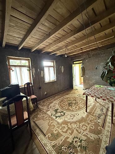 gencede ev: 2 mərtəbəli 7 otaqli fərdi yaşayış evi,2 ci mərtəbə tam təmirli,1 ci — 5