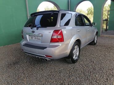 c class 240 mercedes: Kia Sorento, gümüşü rəng, 5 qapılı SUV. Əsas xüsusiyyətlər: - Güclü — 7